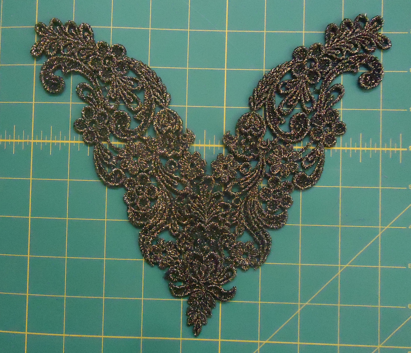 Black/Gold antique V venise applique